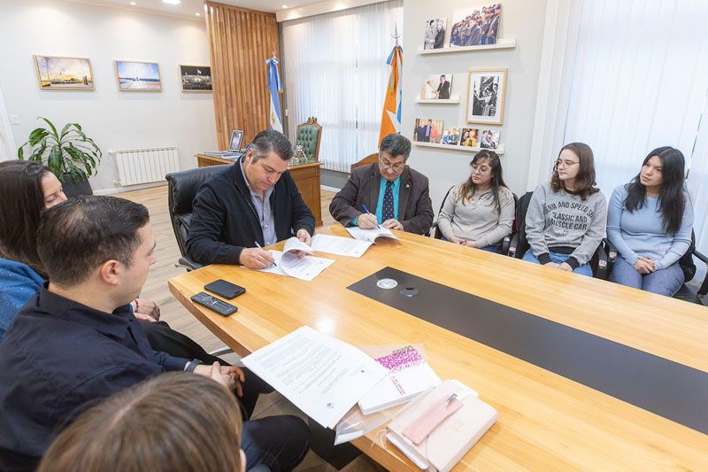 Perez firmó un convenio para fortalecer la formación de estudiantes