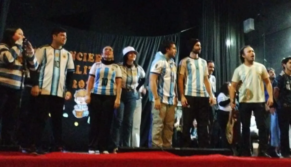 Alumnos del Profesorado de Música hicieron vibrar al público con una emotiva versión de "Muchachos" en clave mundialista
