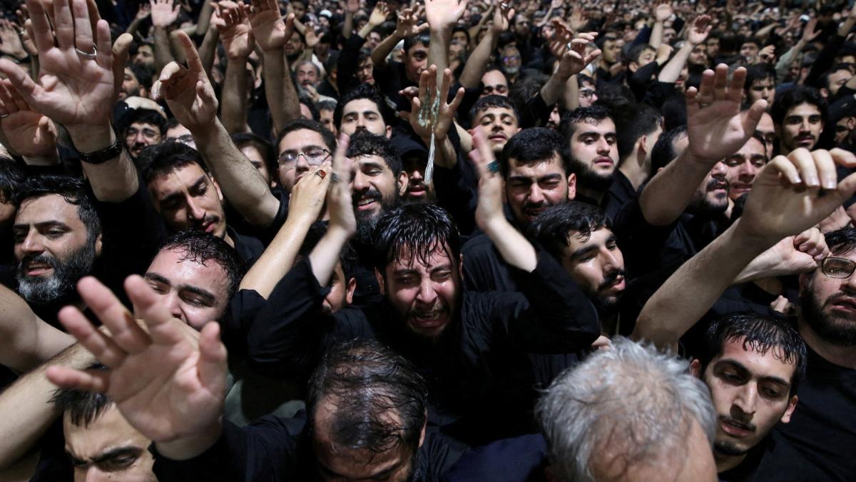 Millones de iraníes despiden a Alí Jamenei en un funeral de Estado en Teherán