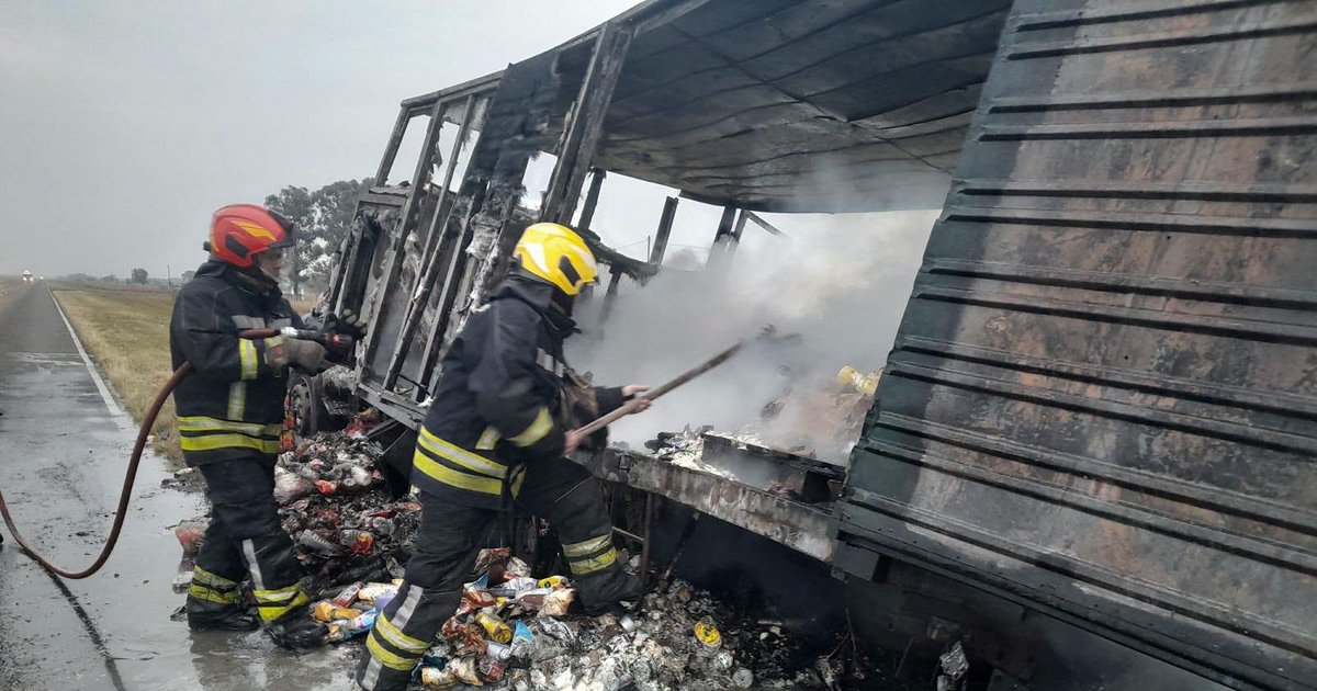 Susto en la Ruta 12: un camión se prendió fuego en Corrientes