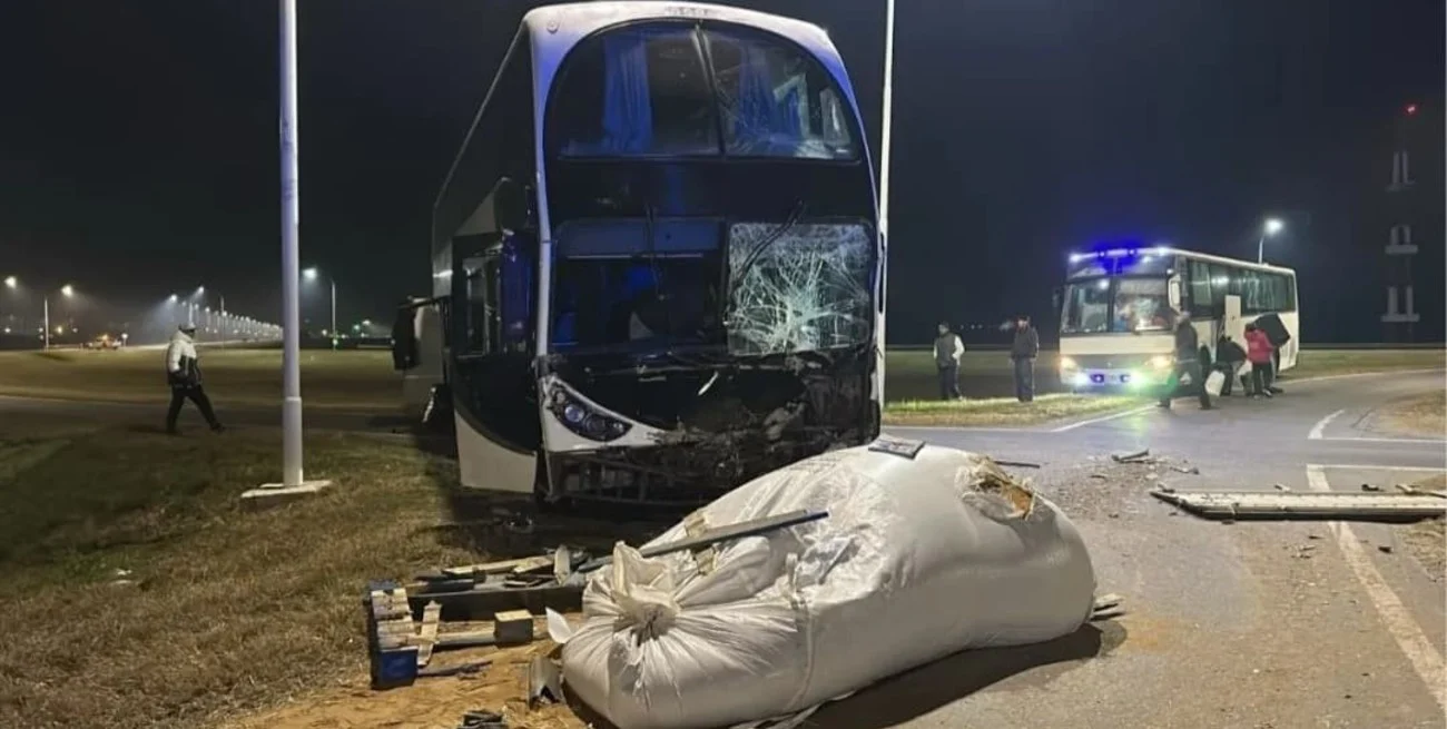 Accidente entre un colectivo de tour de compras y un camión en Sauce Viejo