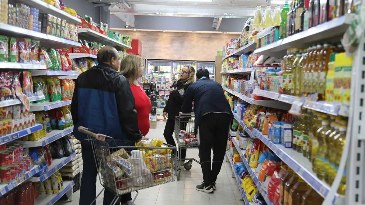 Las ventas minoristas repuntaron 0,9% en junio, pero el semestre cerró con una caída acumulada
