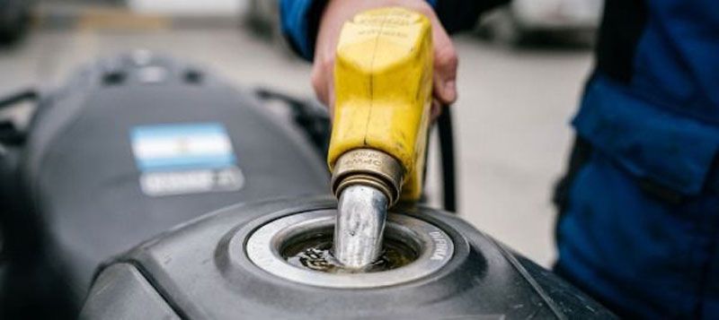 Prohíben la venta de combustible a motociclistas que circulen sin casco