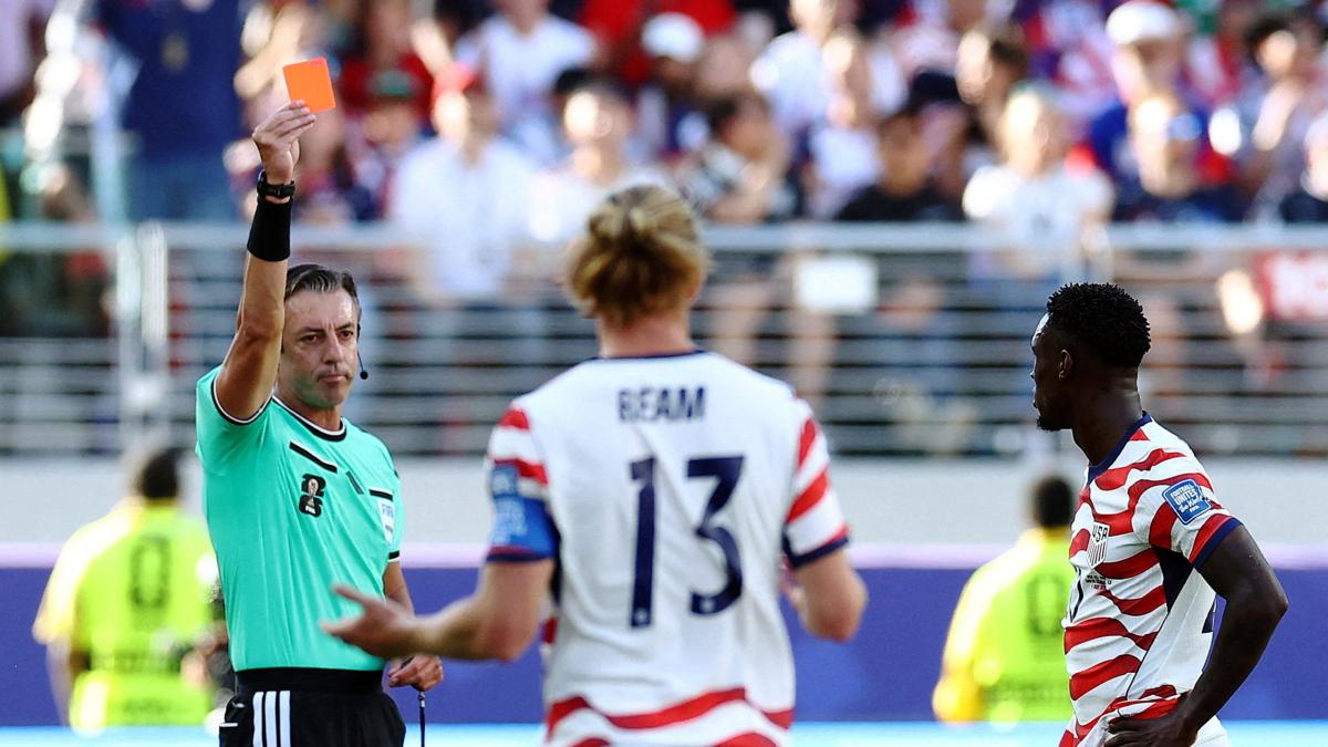 Tarjeta roja millonaria: La insólita locura que desató la expulsión de Estados Unidos en el Mundial