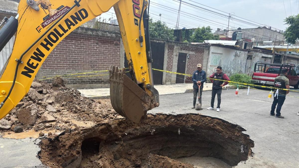 Ruptura de drenaje provoca aparición de socavón en Nezahualcóyotl
