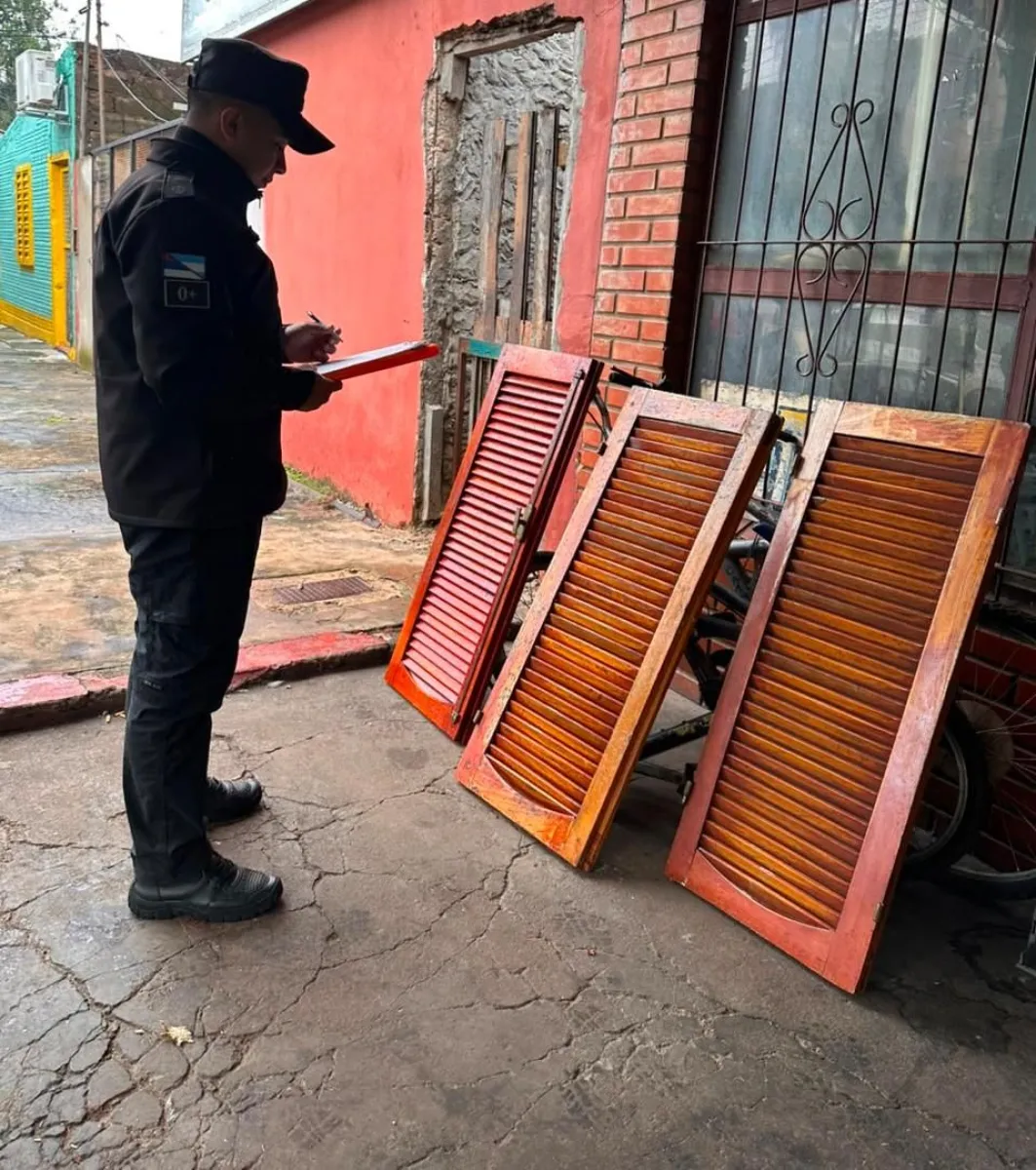Los sorprendieron instalando en su casa las persianas que habían robado