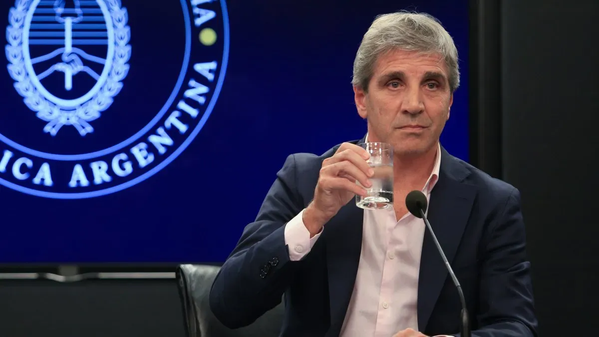 La recaudación cayó otro 7,4% y suma presión sobre el ajuste del Gobierno