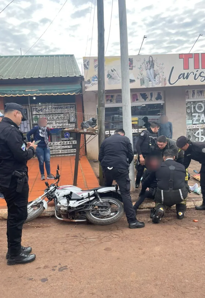 Despistó con su motocicleta y ahora lucha por su vida en Jardín América