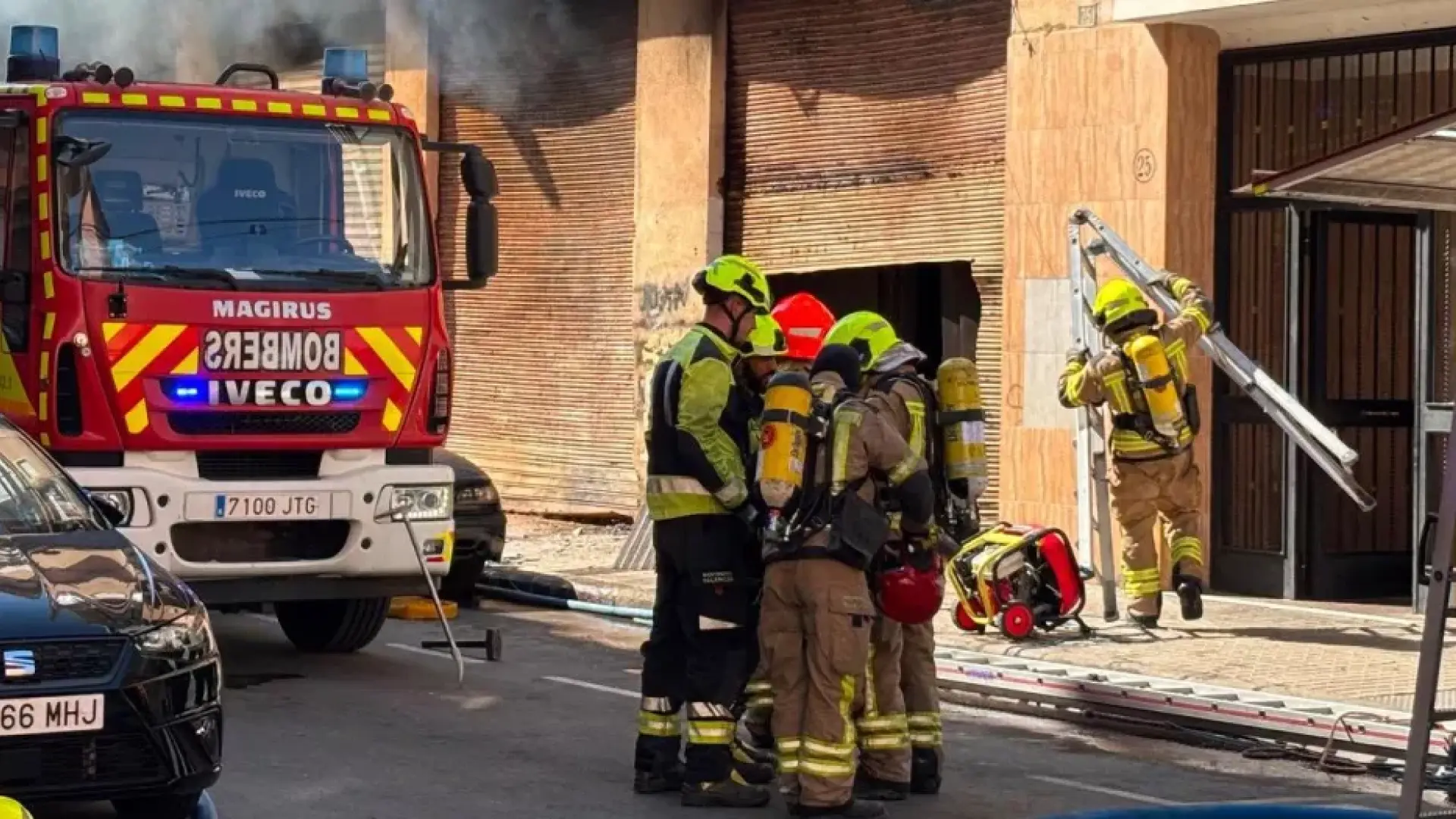 Cuatro operarios detenidos al arder un edificio con okupas que obligó a realojar a 70 personas en Valencia