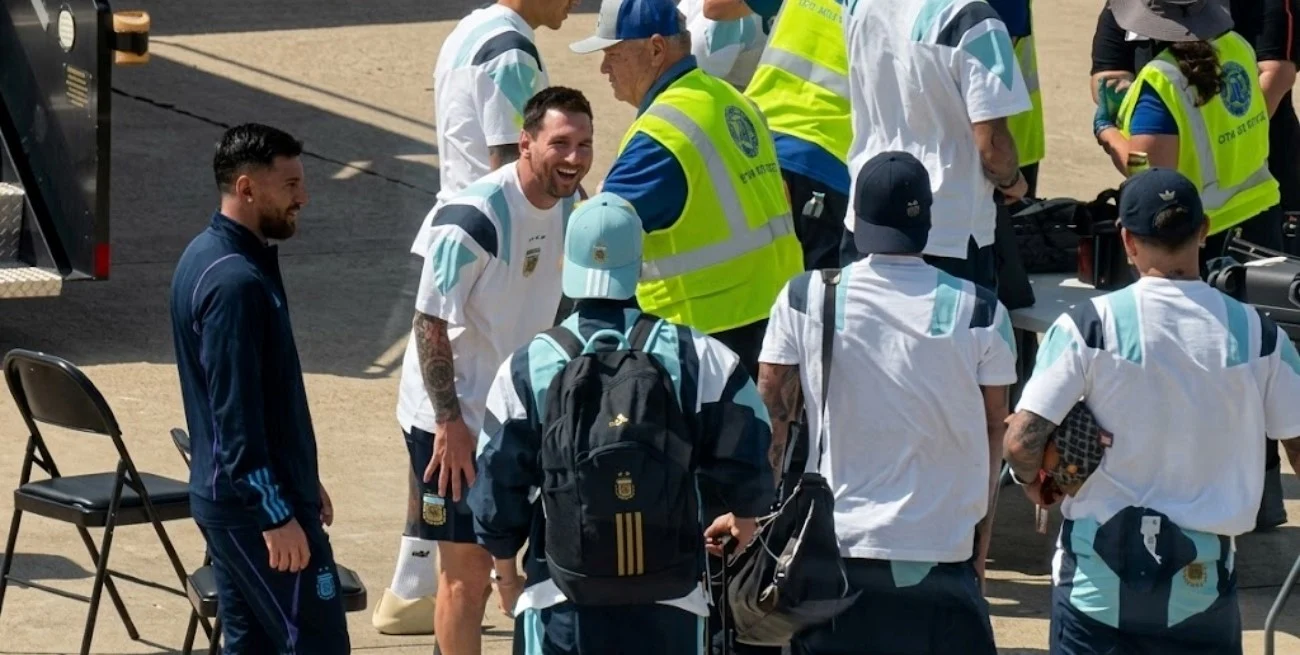 Messi no pudo contener la risa cuando abrieron la valija del Cuti Romero y había un objeto inesperado