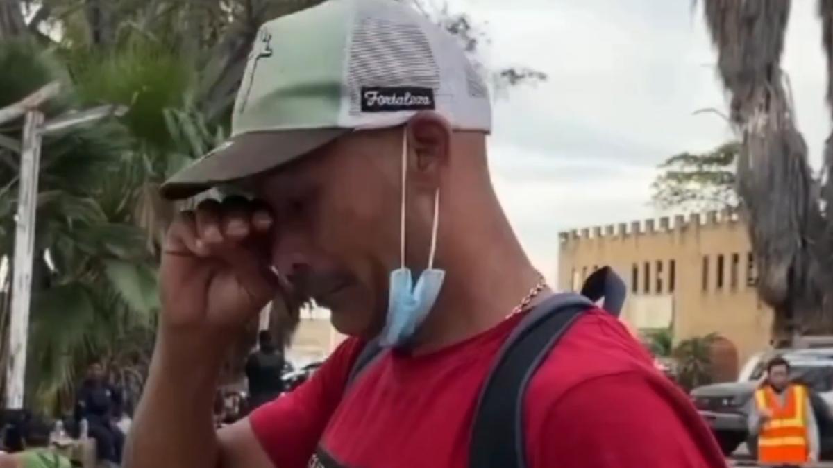 "Lo mantengo vivo y en mi corazón": Padre venezolano busca a su hijo entre los escombros