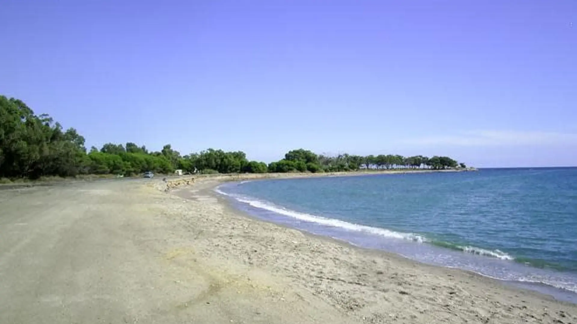 Una playa de Almería recibe la bandera negra por contaminación radiactiva