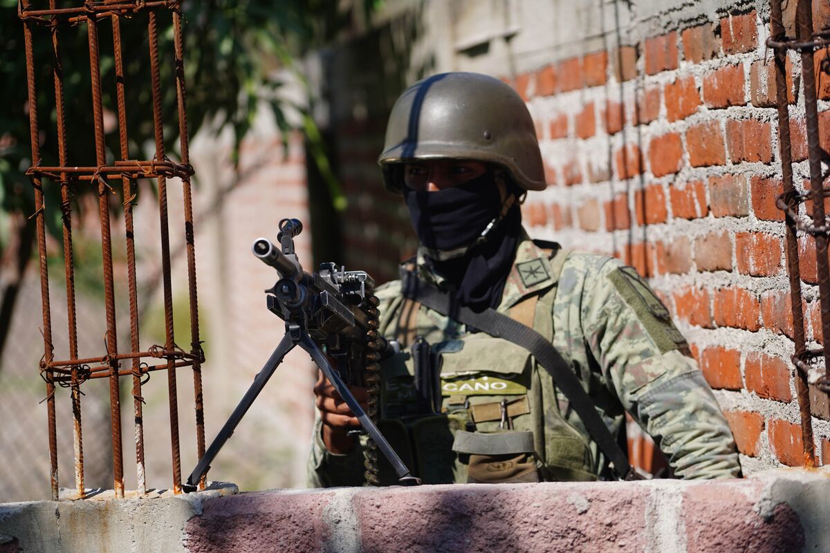 Limonero sobrevive a mina del narco en Michoacán