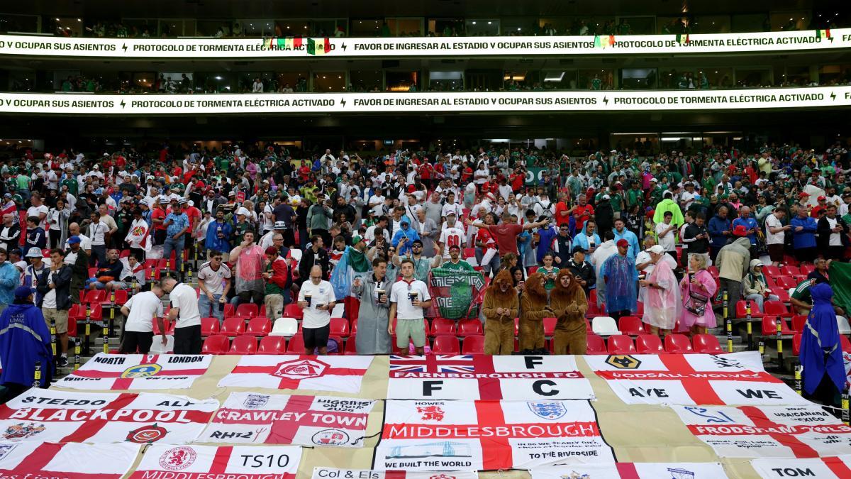 Aficionados de Inglaterra tapizan las tribunas con sus banderas ante México