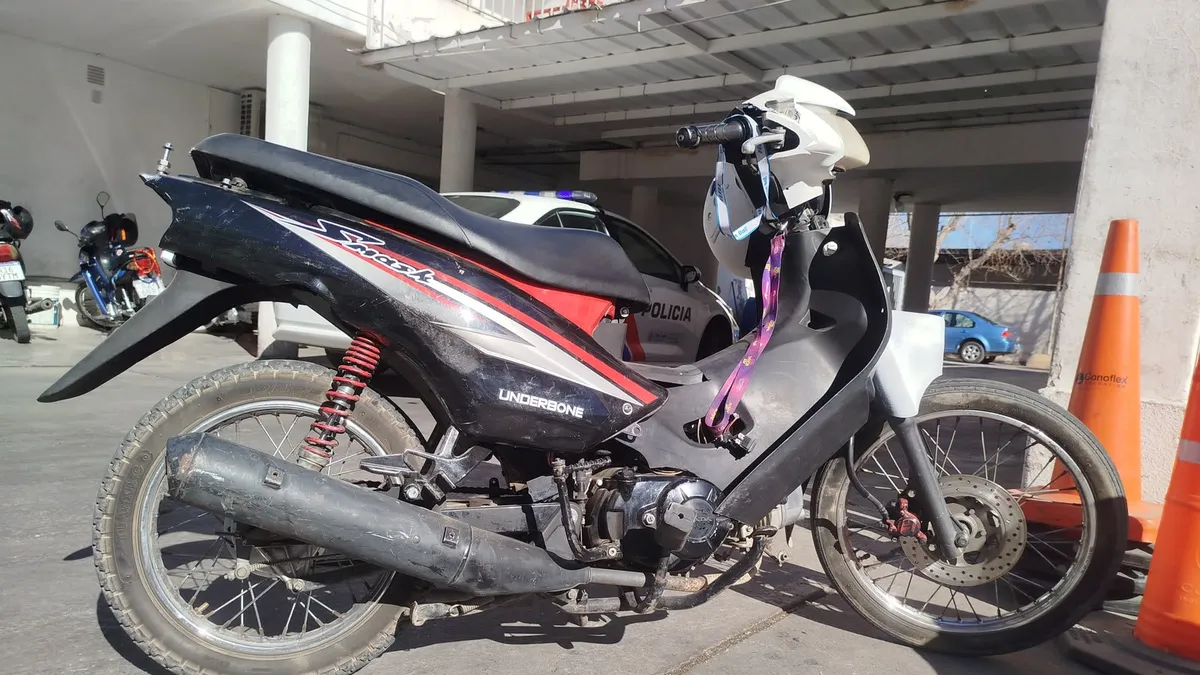 El misterio de la moto sin patente: apareció tirada en la calle y escondía un pedido de secuestro