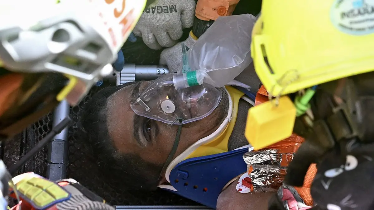 Milagro en Venezuela: rescatan a un hombre que estuvo ocho días bajo los escombros