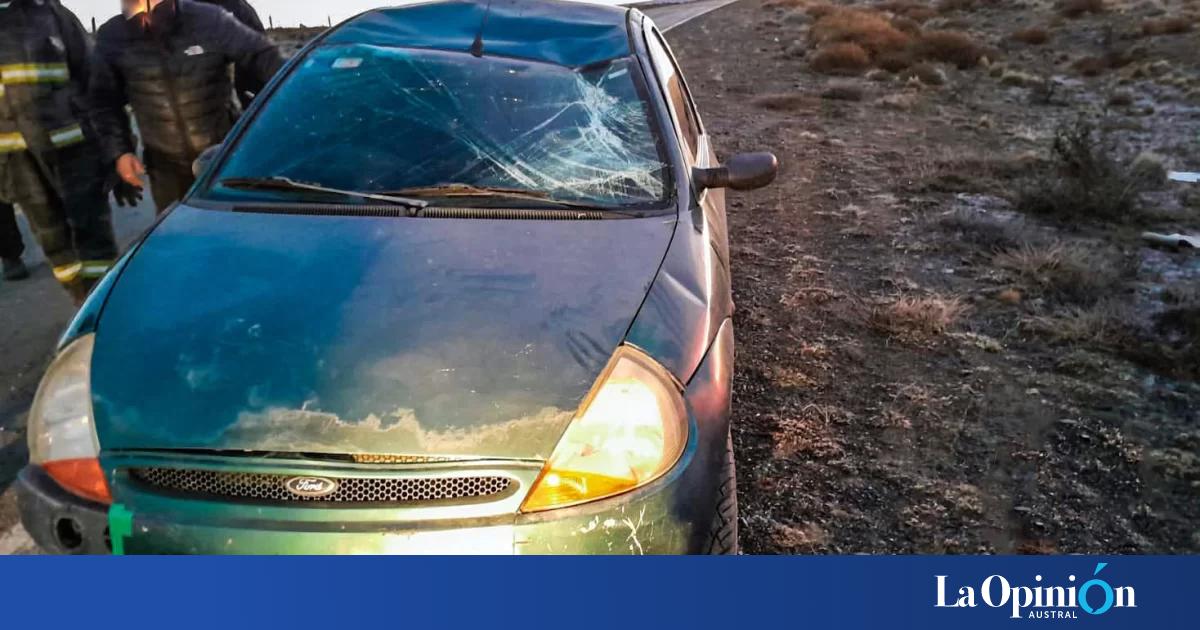 Vuelco en el acceso al Aeropuerto de El Calafate: un auto perdió el control por la escarcha y dos personas resultaron heridas