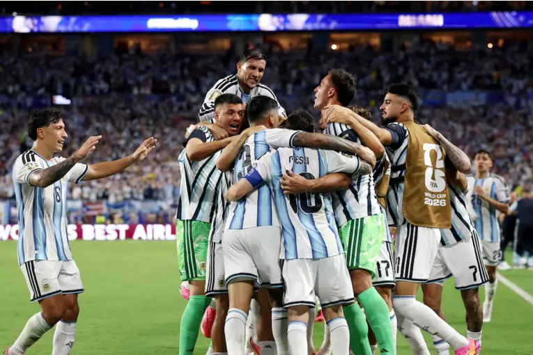 Argentina sufrió, pero avanzó a octavos del Mundial con un gol del entrerriano Lisandro Martínez