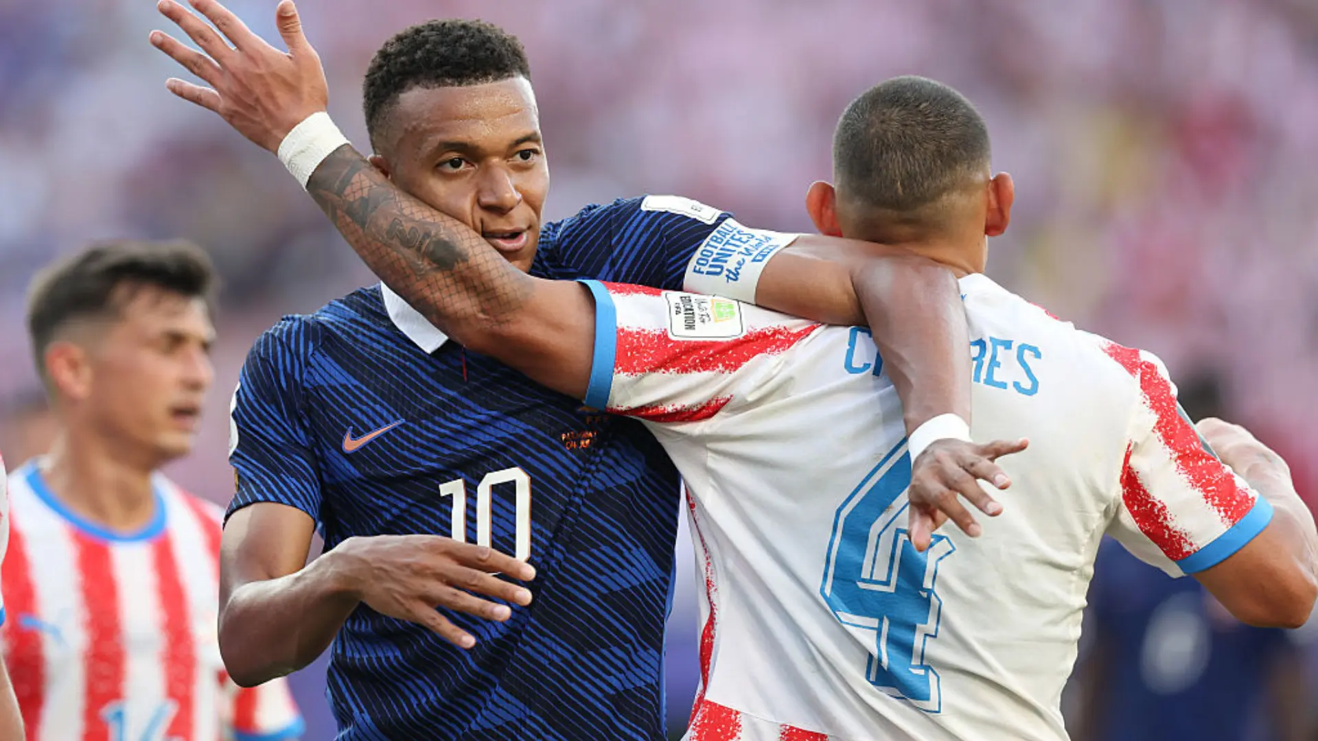 La surrealista conversación entre Mbappé y Cáceres en pleno Paraguay - Francia: "¿Me quieres dar un beso?"