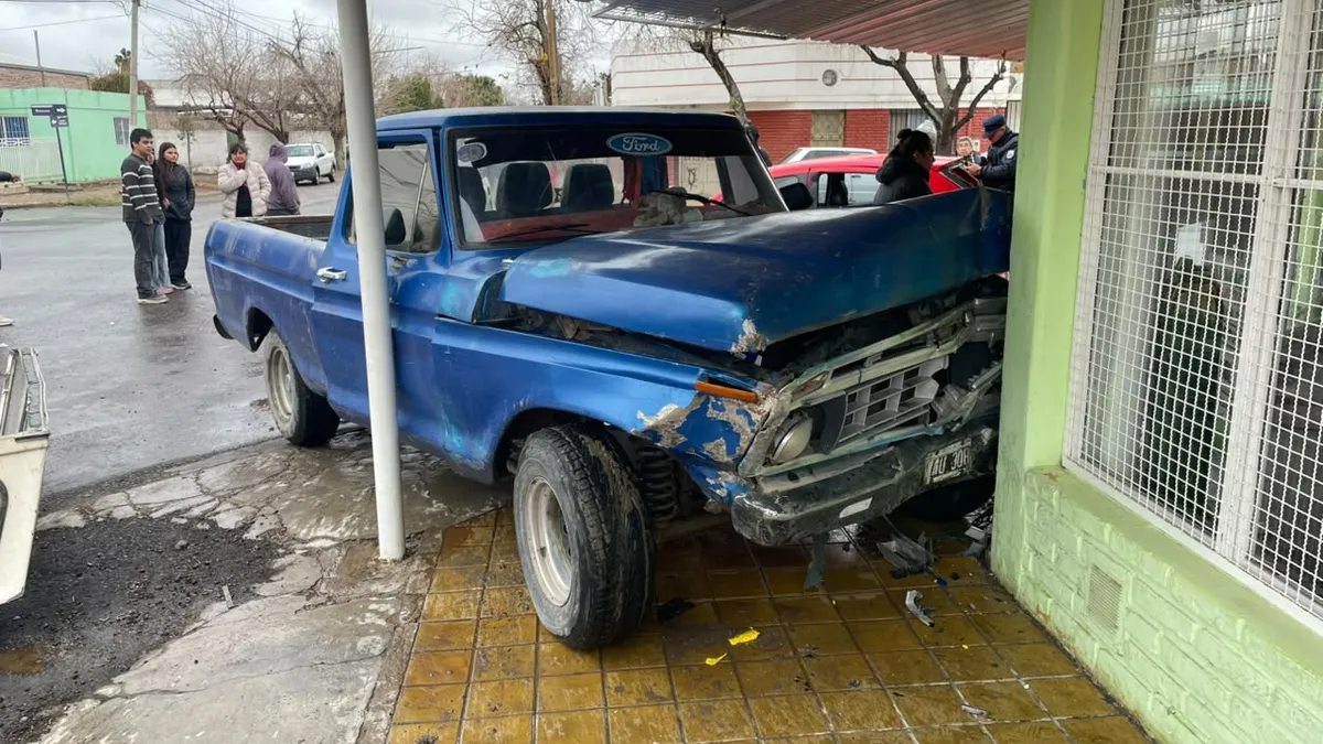 Lluvia, choque y destrozos en Caucete: un auto y una camioneta impactaron y terminaron en la vereda de una farmacia