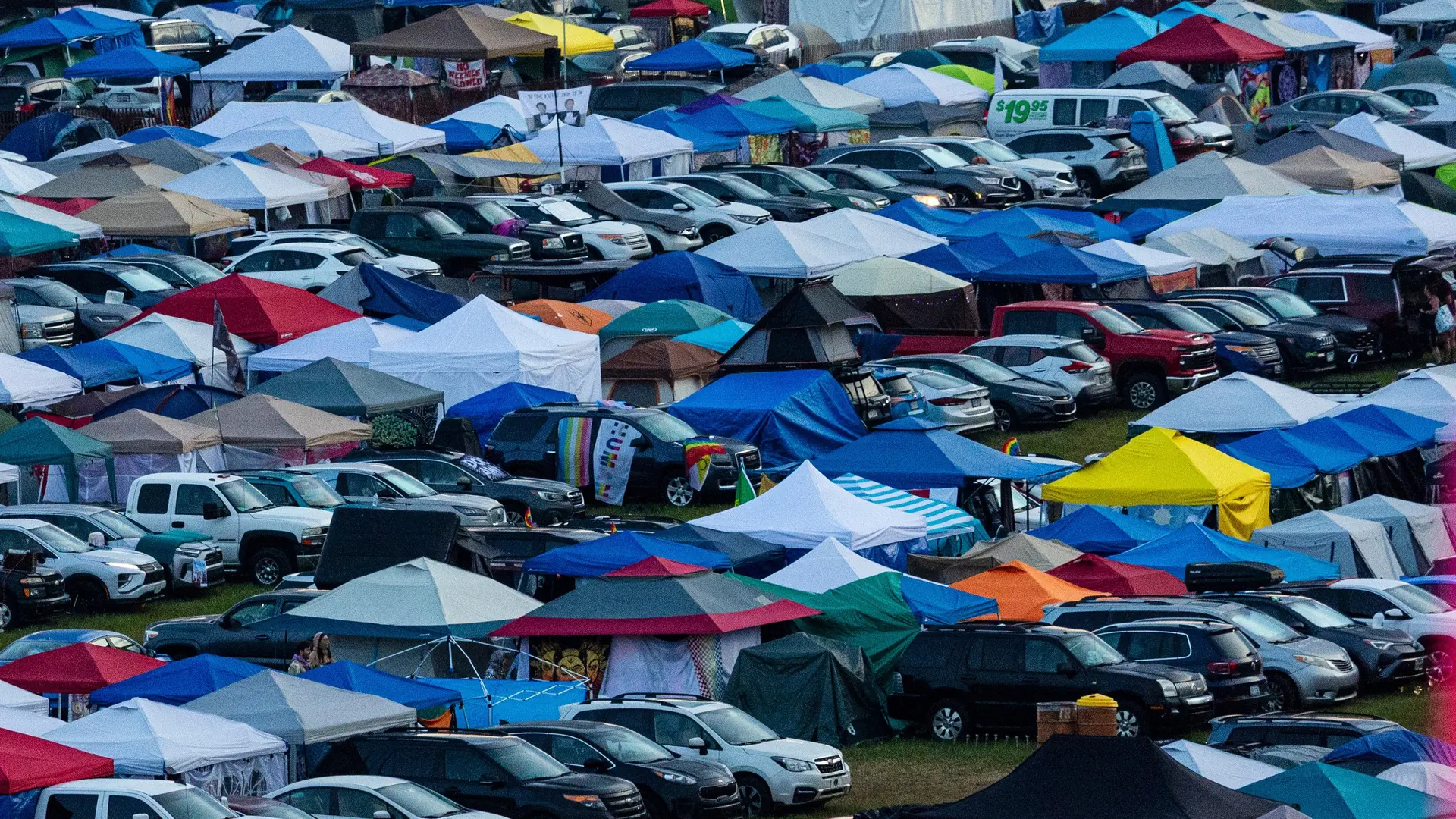 Hallan un bebé muerto en un baño portátil durante un festival de música