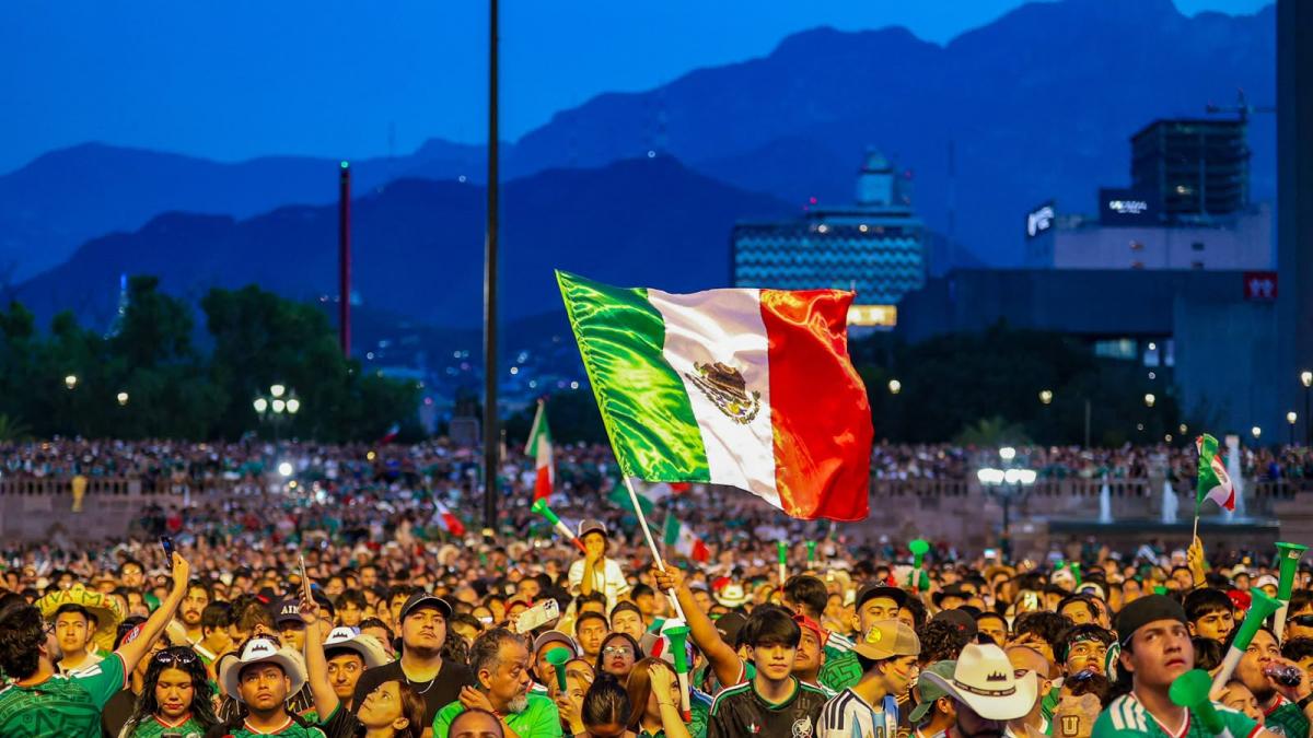 Cae portón en el Fan Fest Monterrey y deja una persona lesionada