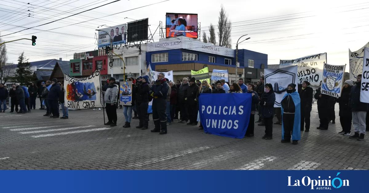 Policías autoconvocados en Santa Cruz reclamaron nuevamente por un aumento salarial y crece la expectativa por la paritaria del miércoles
