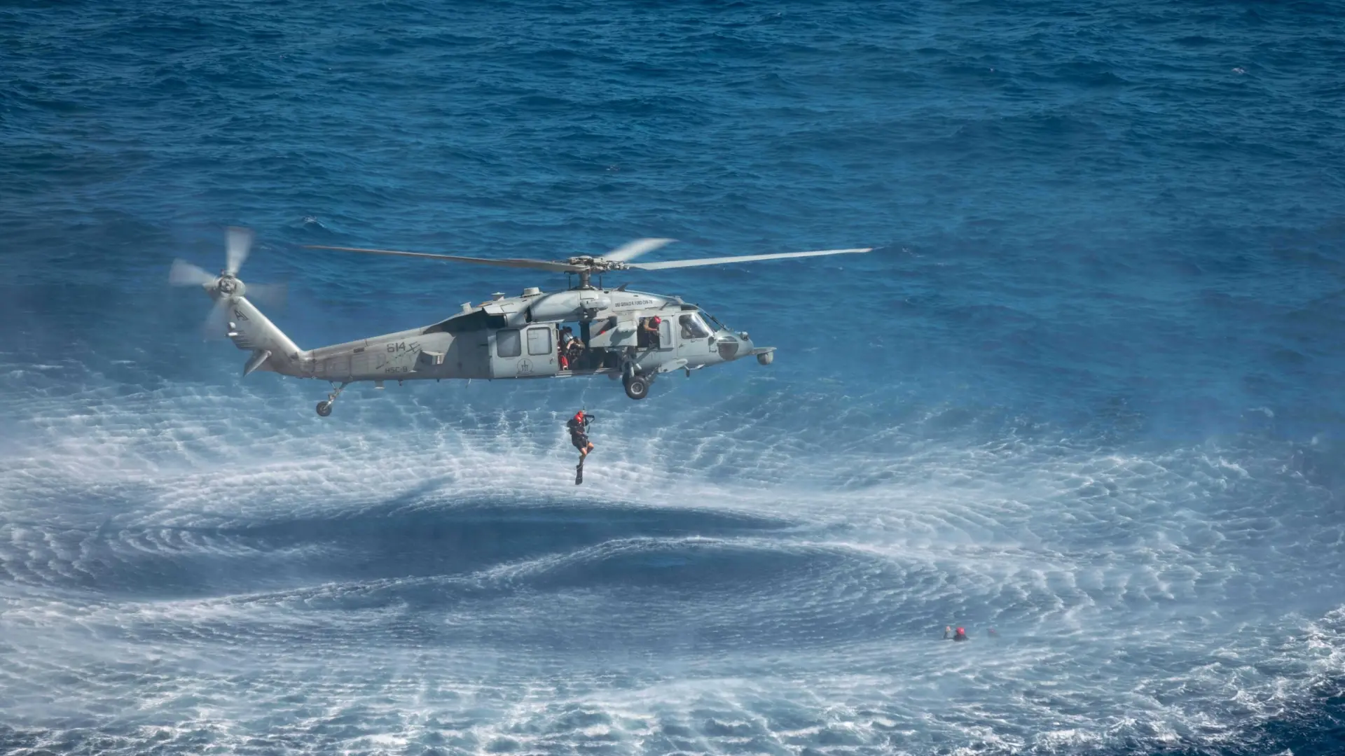 Desaparecido un tripulante de un helicóptero de la Armada de EEUU tras amerizar en el mar Arábigo
