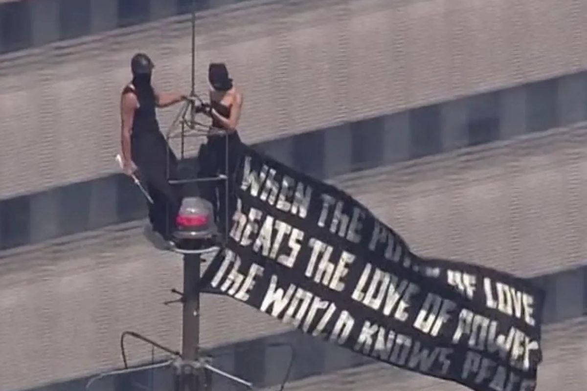 Dos personas escalaron el Empire State Building en Nueva York con mensaje de paz