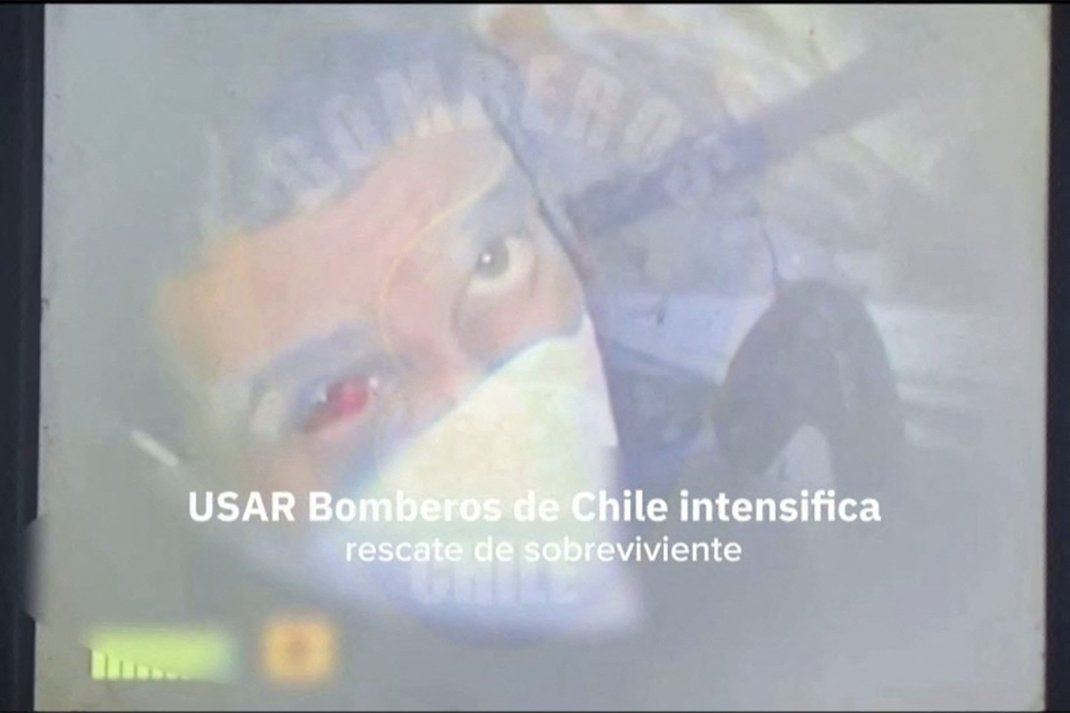 Cientos de socorristas trabajan en un agónico rescate de un hombre tras siete días bajo los escombros en Venezuela