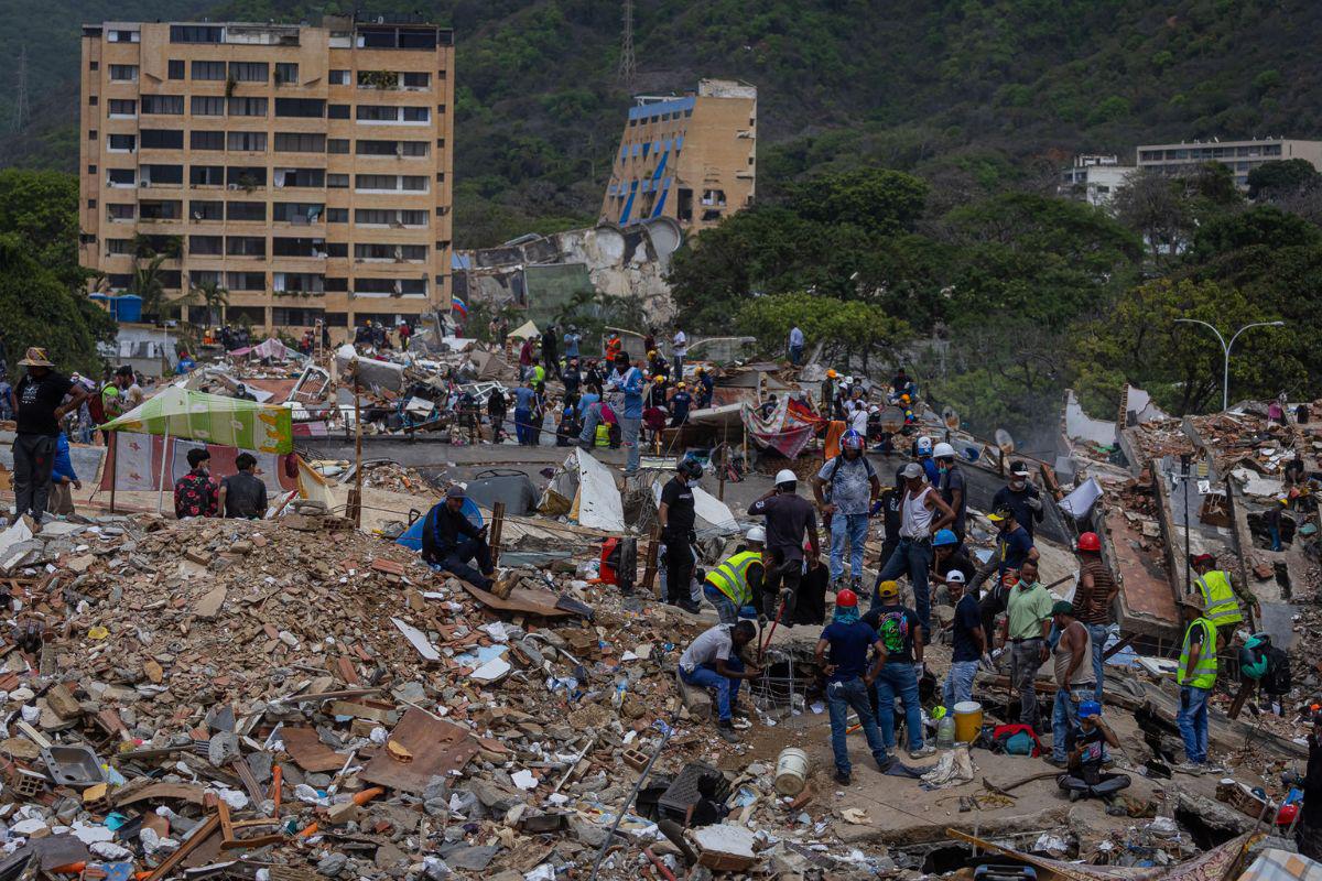 Venezuela sigue los rescates a siete días del doble terremoto