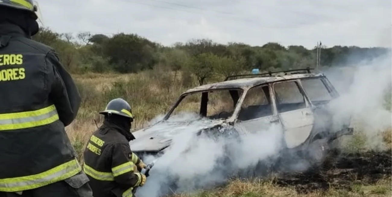 Un Renault 12 fue consumido por el fuego a la vera de la ruta 11 en Vera