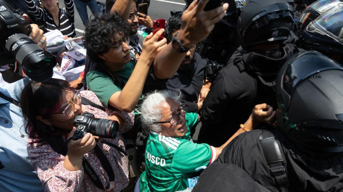 SSC condena e investiga agresión a madres buscadoras durante protesta en la CDMX